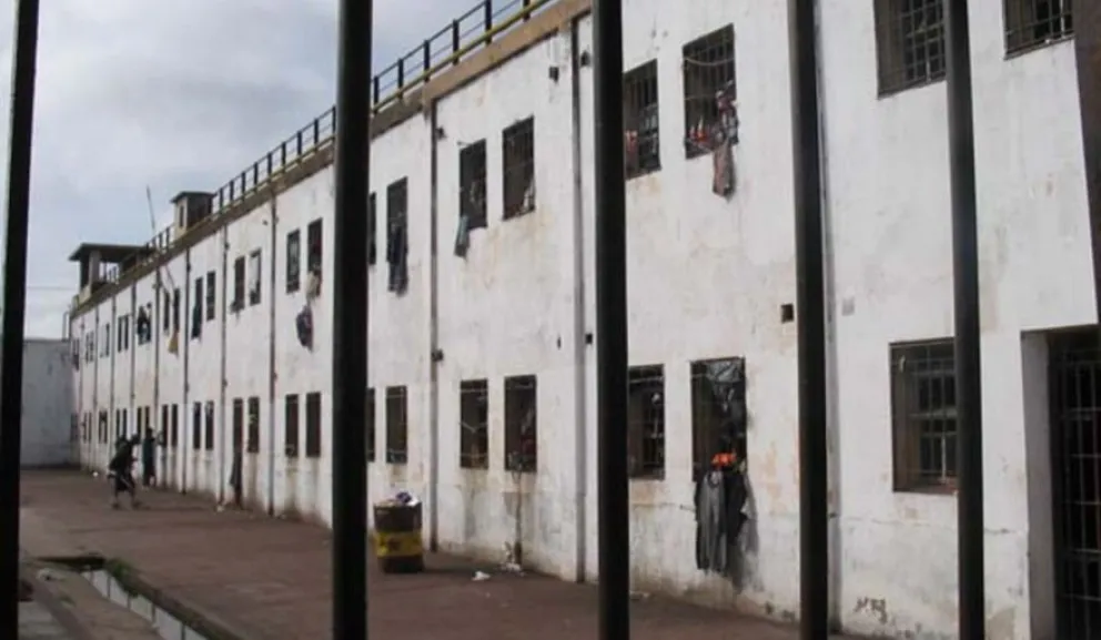 Detuvieron a un guardiacárcel que ofrecía informes de buena conducta a cambio de realizar sexo oral 