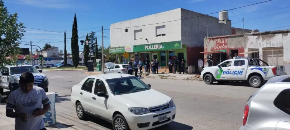 Robaron a mano armada y los ubicaron por el vehículo enfrente de una pollería