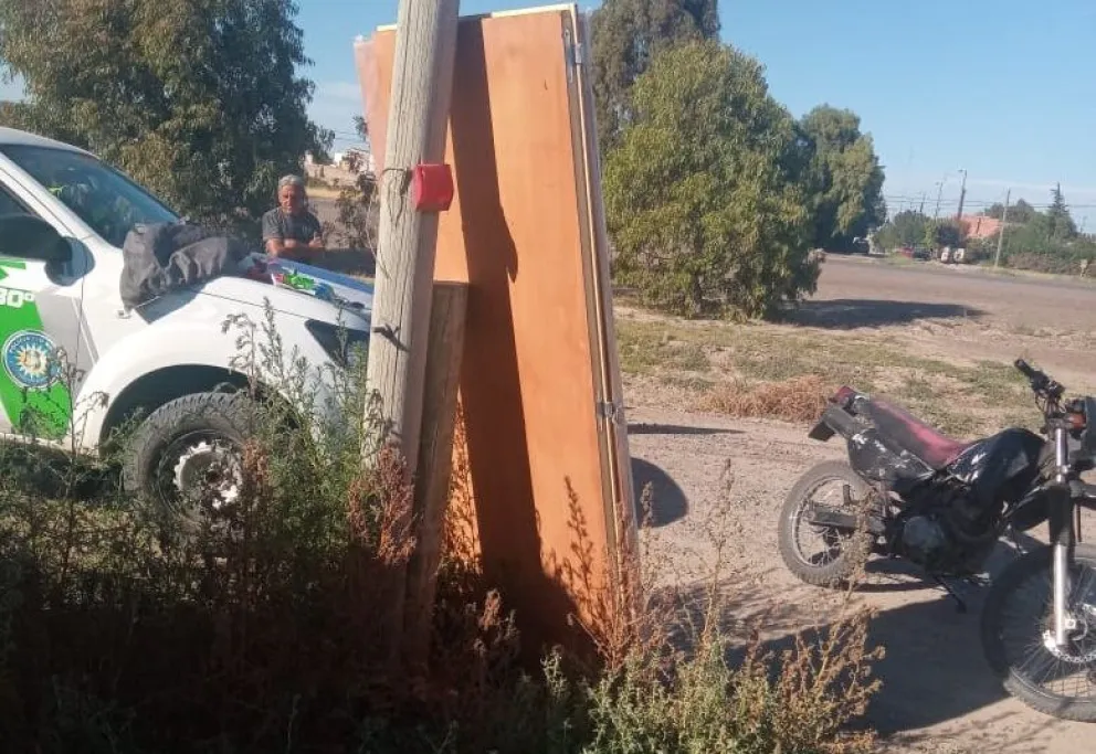 Delincuentes intentaron huir con puertas robabas de un barrio de Viedma, pero fueron capturados 