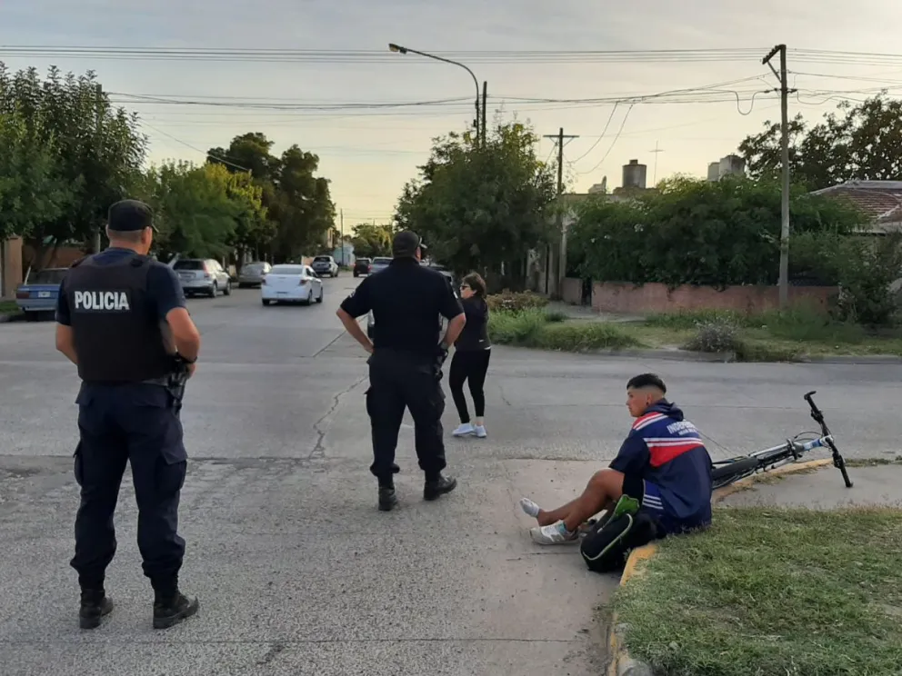 En una zona de amplia visibilidad, chocó a un ciclista que iba por la bicisenda