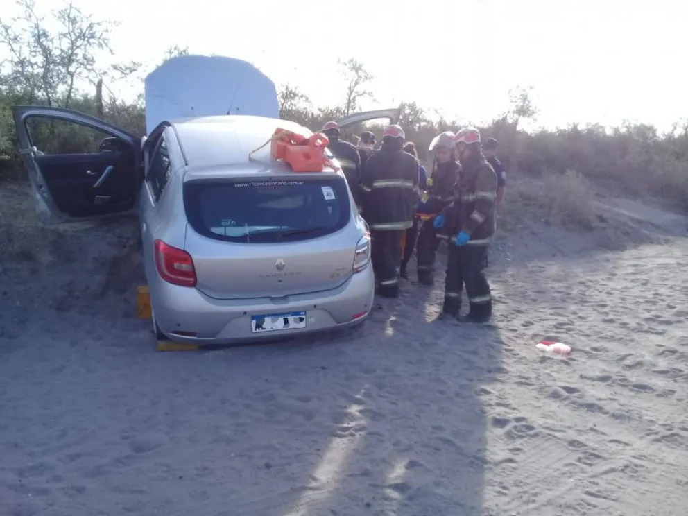 Una pareja de adultos mayores volcó en el camino a La Baliza