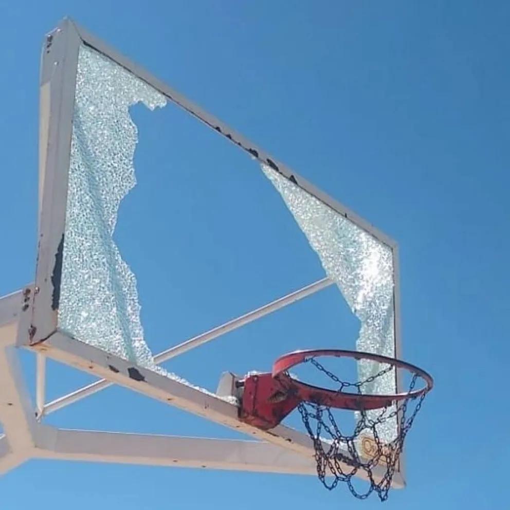 Vándalos destruyeron uno de los aros de básquet del Parque Ferreira