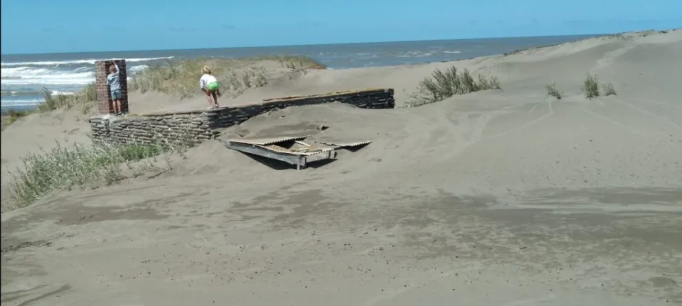 Los médanos cubrieron de arena el histórico refugio de pescadores ubicado en la zona del Corvinero