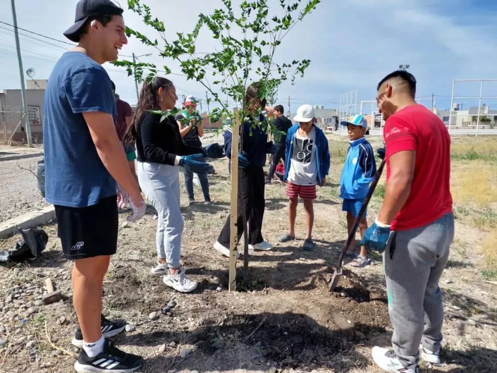 Jornada de limpieza y forestación en el barrio 22 de Abril