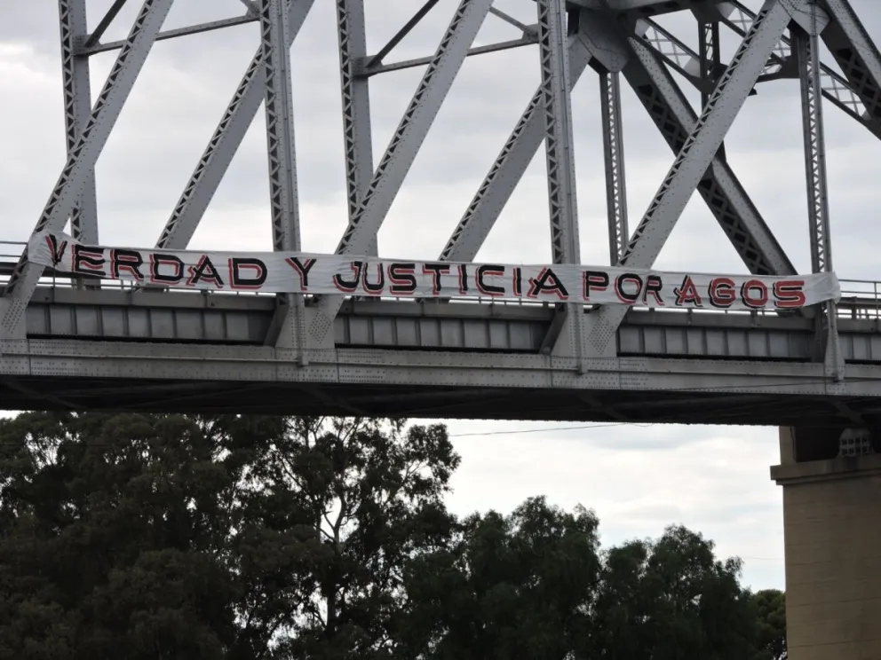 Se intervino el Puente Viejo con un cartel de Agostina: "No estamos enteras, no podemos ni hablar"
