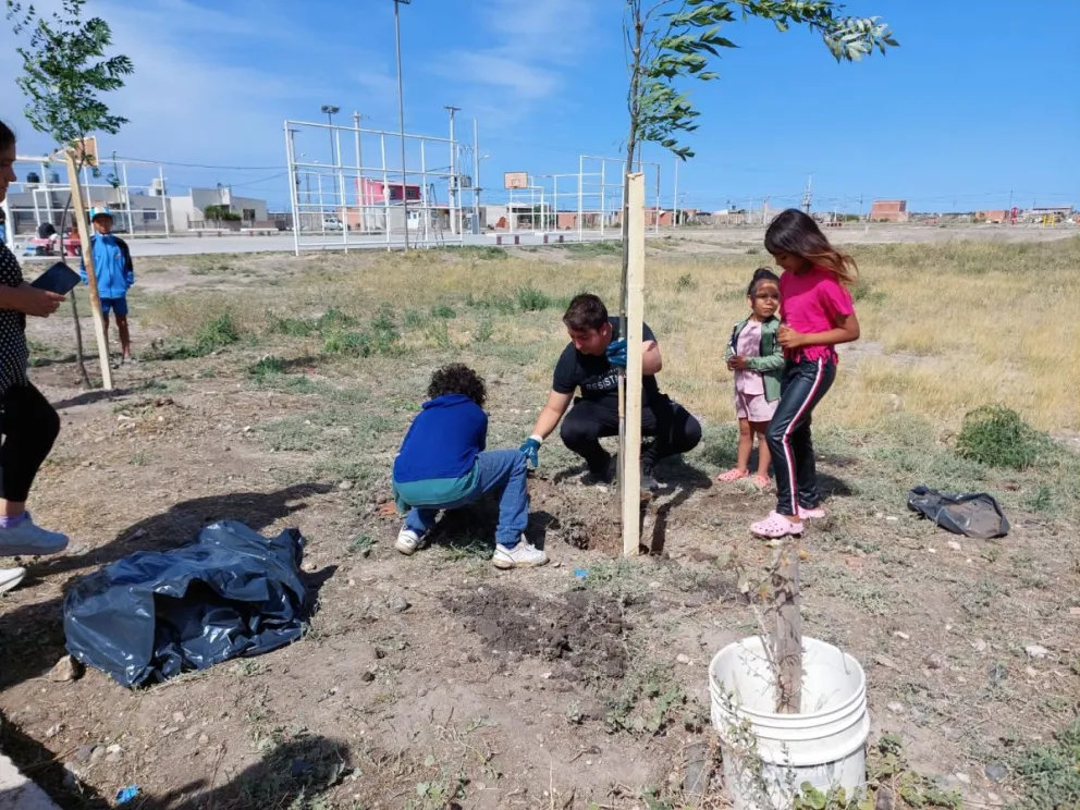La actividad de jóvenes políticos en los barrios de Viedma