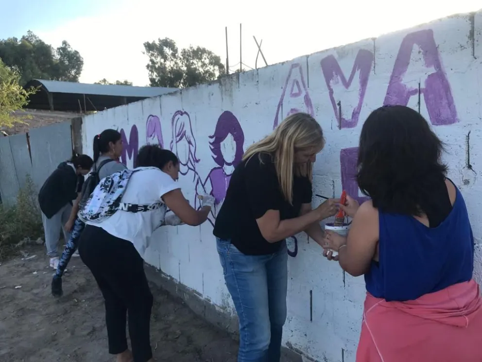“Avanzando en Derechos” fue el lema del mural pintado en el marco del 8M