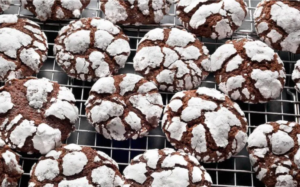 Paso a paso para hacer unas galletitas craqueladas de chocolate, ¡riquísimas!