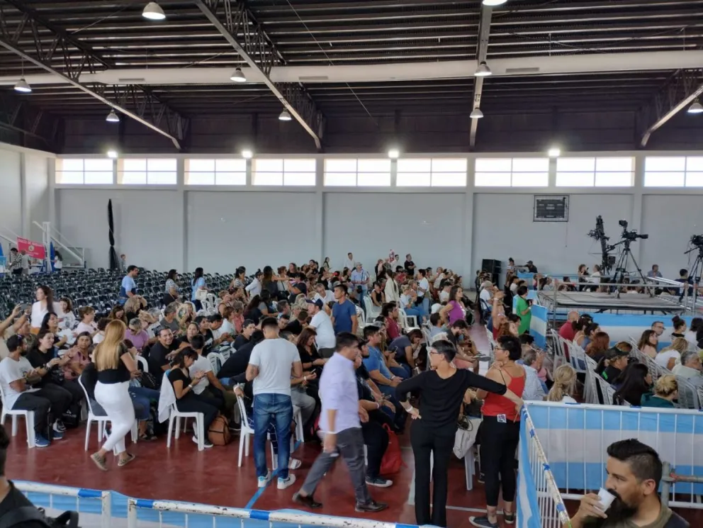 Fuerte operativo de seguridad y multitud, a la espera Cristina Kirchner