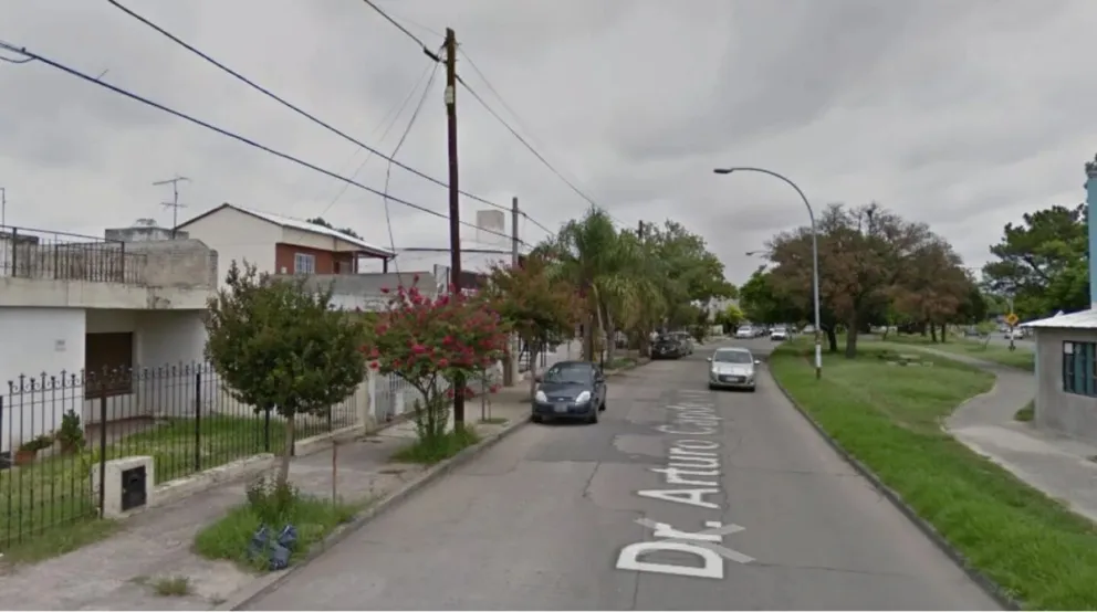 Les estaban robando y un nene intentó defender a su mamá tirando una botella de agua a los ladrones
