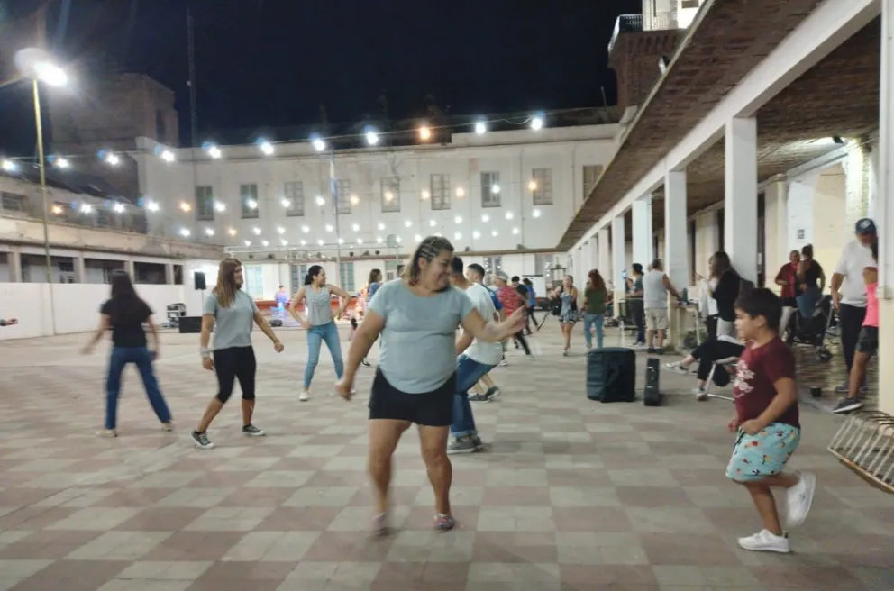 Con una peña folclórica y rockera los músicos locales se unieron en el festival “Todos por Triana” 