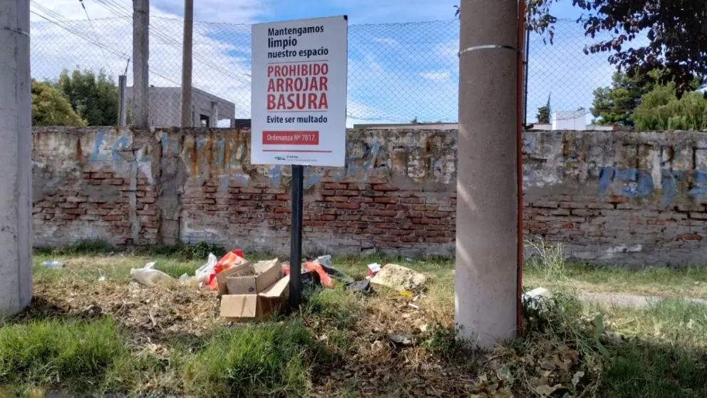 Conflicto vecinal en pleno centro de Viedma por un basural: en el lugar hay un cartel de prohibición 