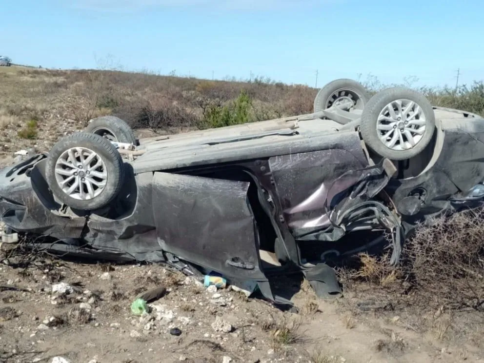 Un auto volcó en la ruta 22 y 3 personas perdieron la vida: se le reventó una cubierta  
