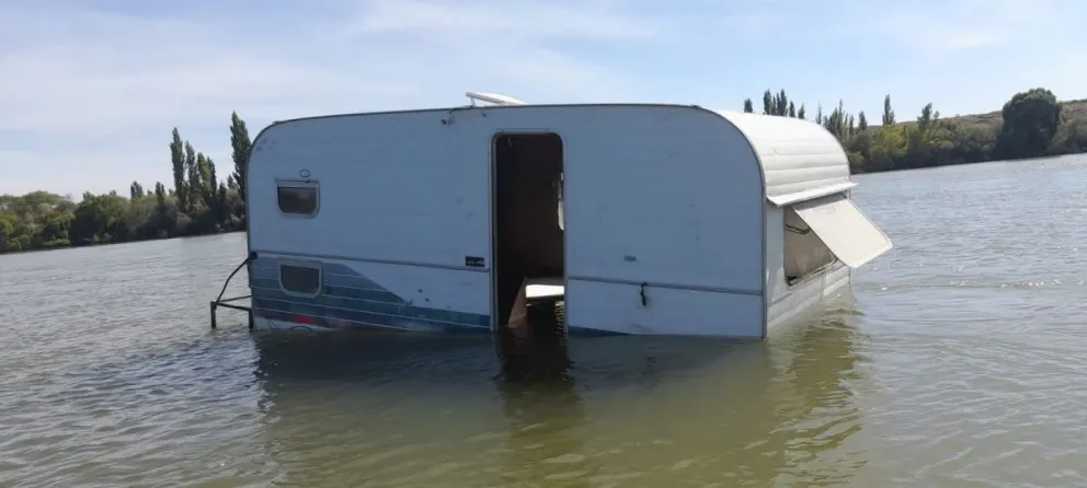 Apareció sumergida en el río la casilla que había sido robada en Patagones