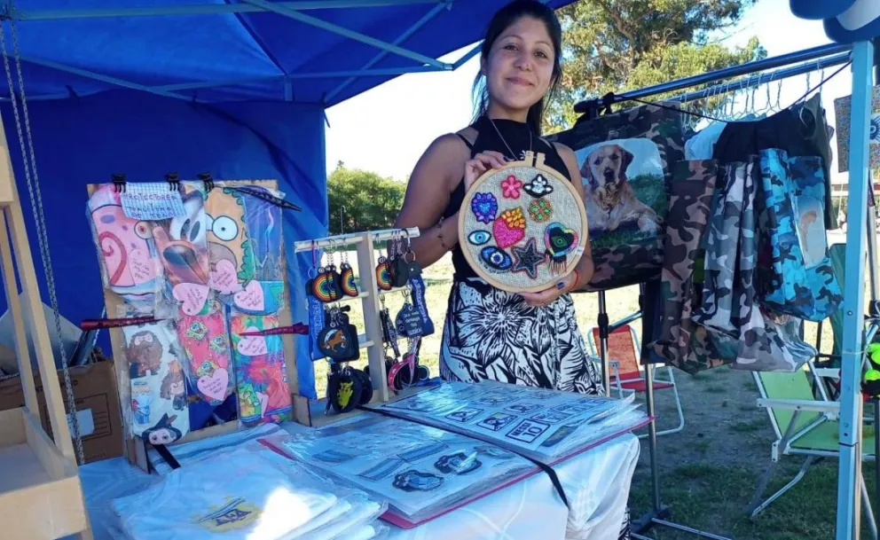 Es madre de dos hijos y con mucho esfuerzo puso en marcha su emprendimiento “La Remera Intelectual”