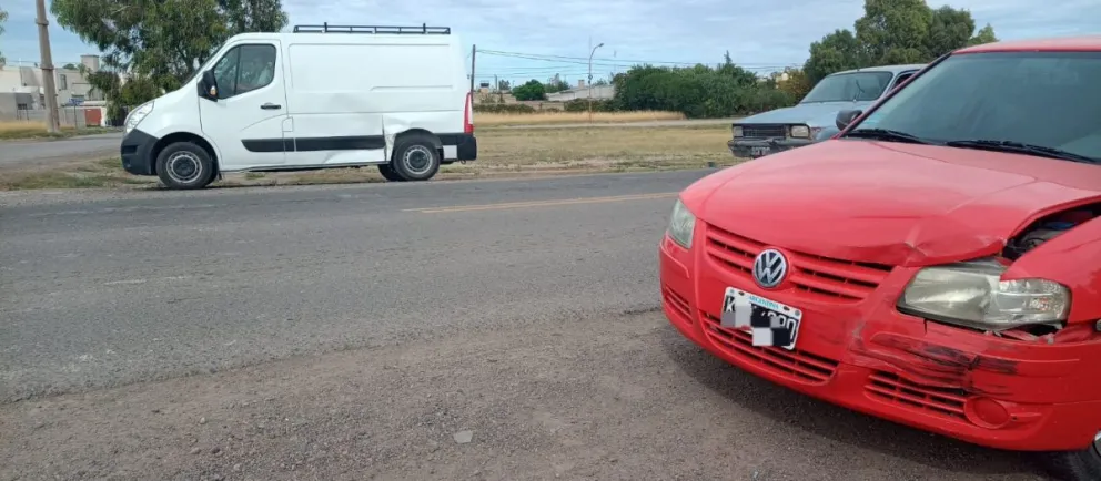 Choque en Viedma producto de una mala maniobra: el auto hizo un trompo y le pegó a la Trafic  