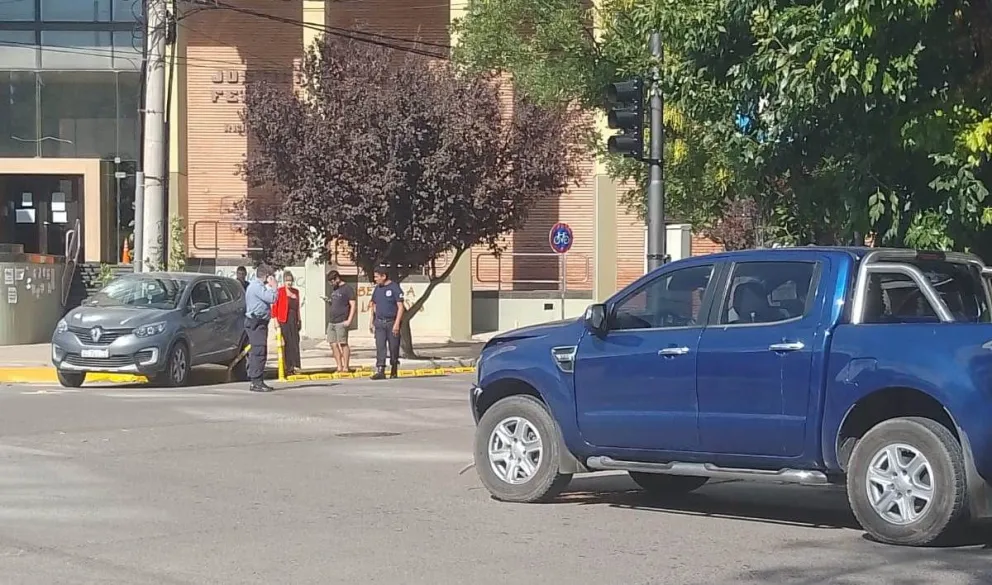 Apurados por el calor reinante dos automovilistas colisionaron en Belgrano y San Martín