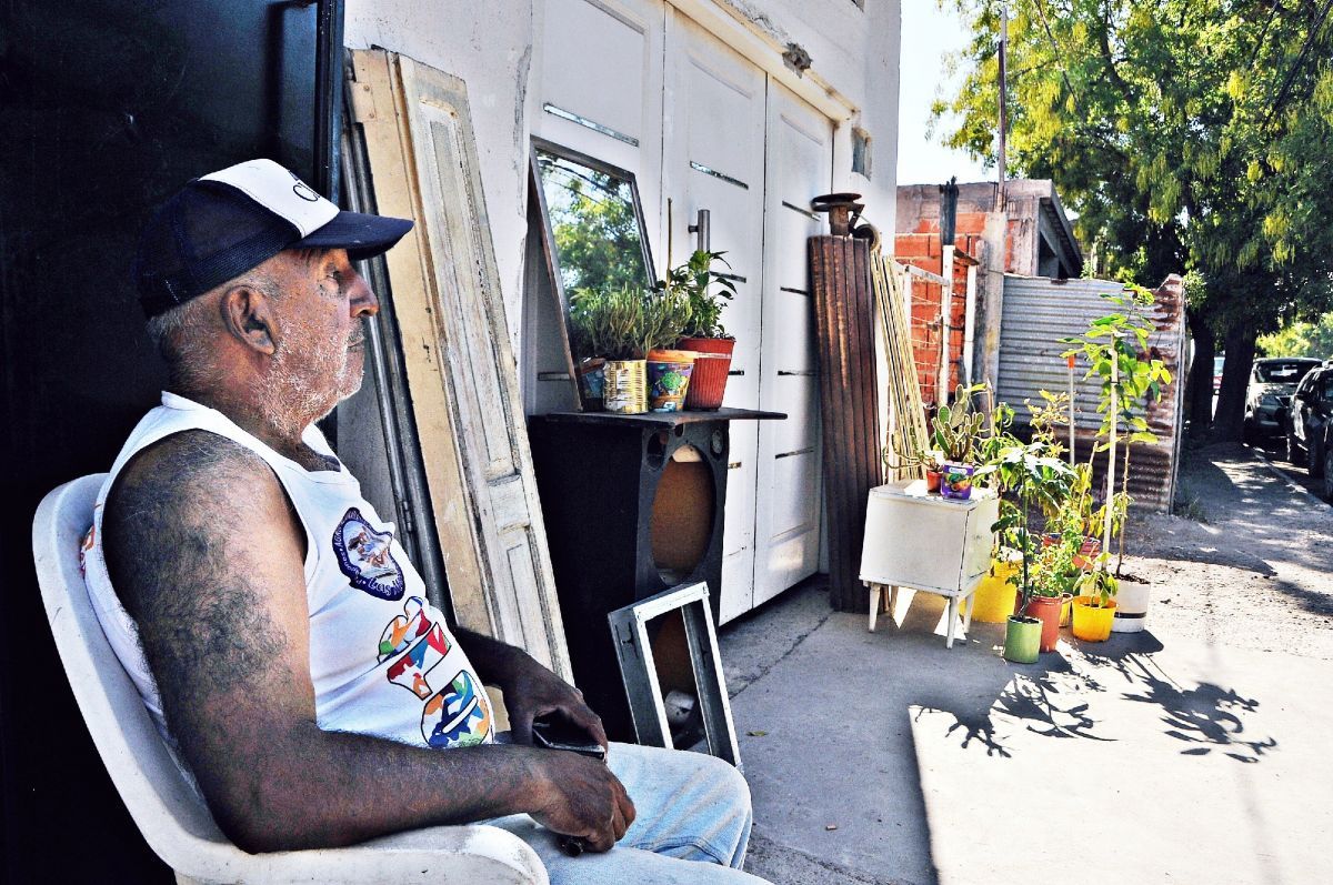 El rebusque: un jubilado hace malabares con diversas ventas para subsistir 