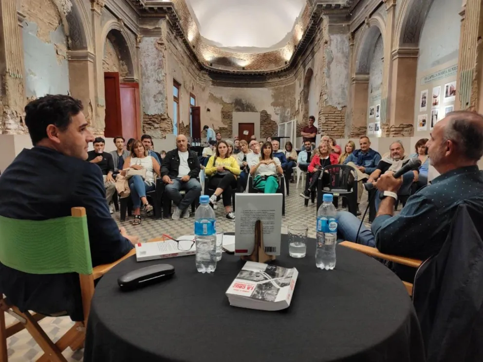 Zucal presentó su segundo libro "La Cruz y Las Sombras"