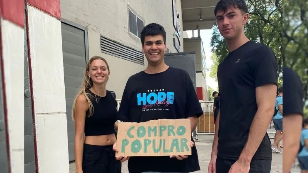 Un joven apareció en el Monumental con el cartel "Compro Popular" y terminó detenido 