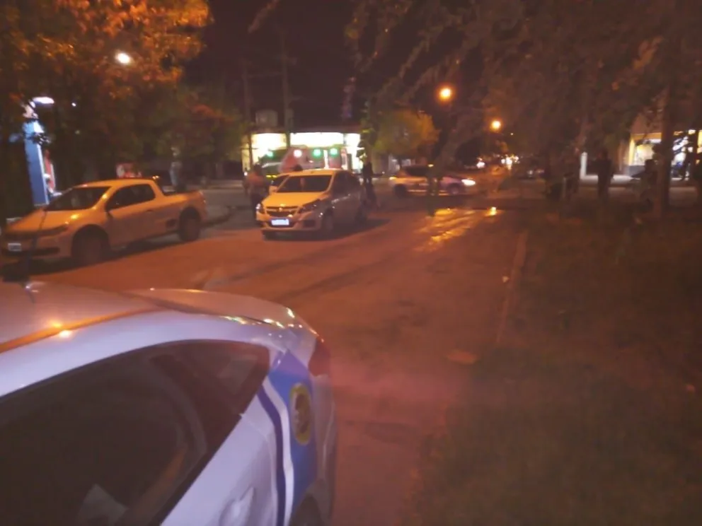 Chocaron en la calle Guido y un motociclista terminó en un charco con derrames cloacales
