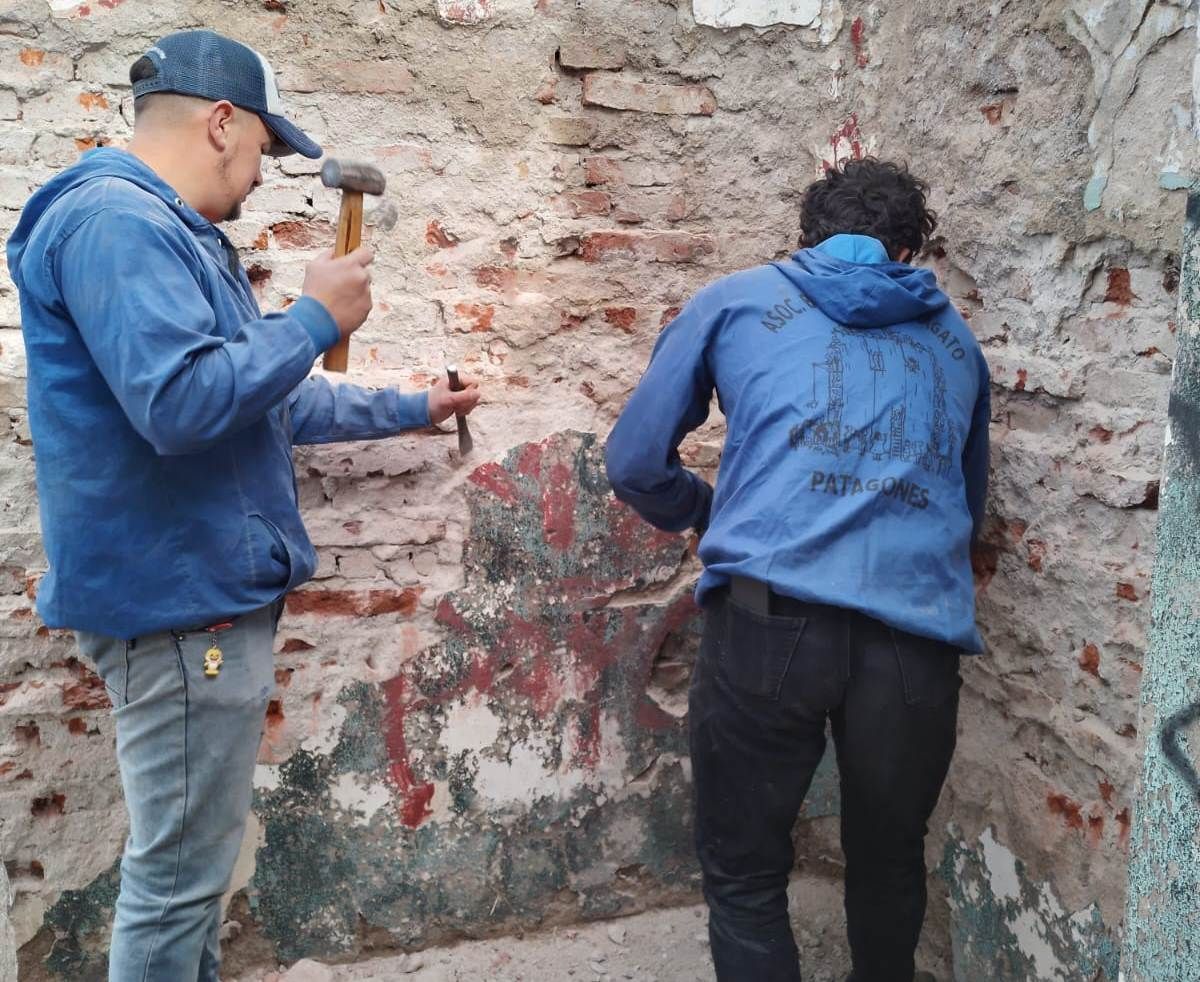 Con aporte de vecinos y feriantes avanza la obra de restauración de los baños públicos
