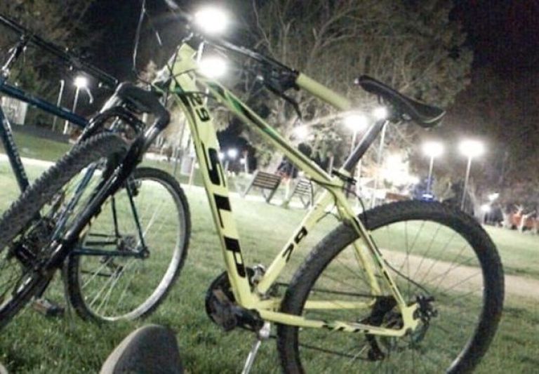 Robaron una bicicleta en un comercio de Viedma y el hecho quedó registrado por las cámaras