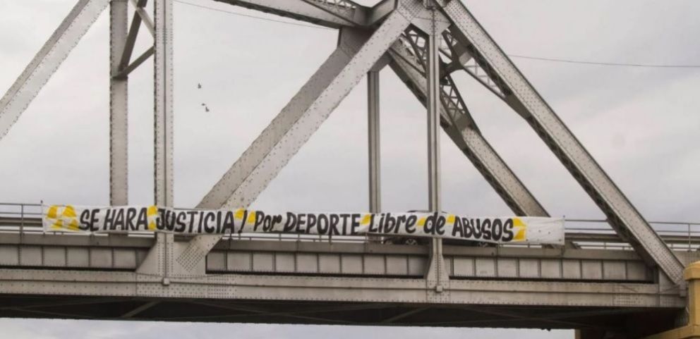 Desplegaron una bandera contra los abusos en el deporte en el Puente Viejo