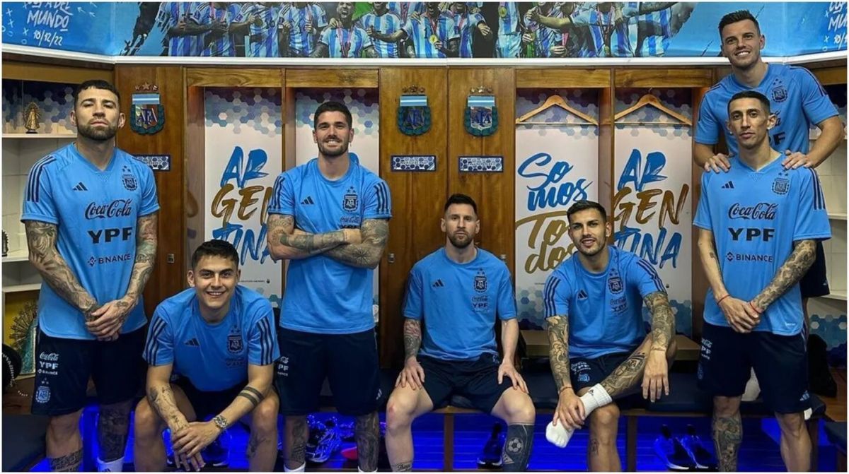 Reencuentro de la Selección: los jugadores recrearon una foto histórica para estrenar las tres estrellas 
