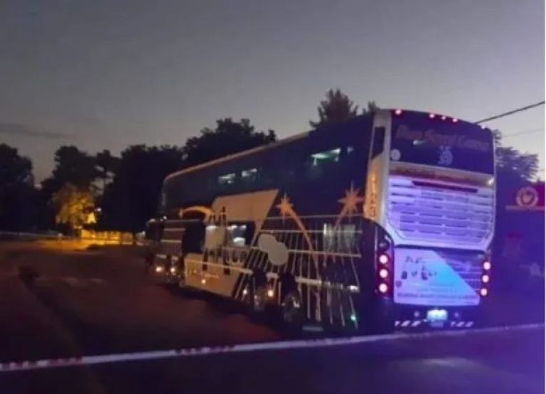 Horror: encontraron a una mujer muerta en el baño de un micro