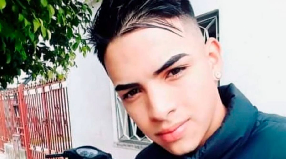 Un joven intentó defender a una mujer de los golpes de su ex y lo balearon: está grave