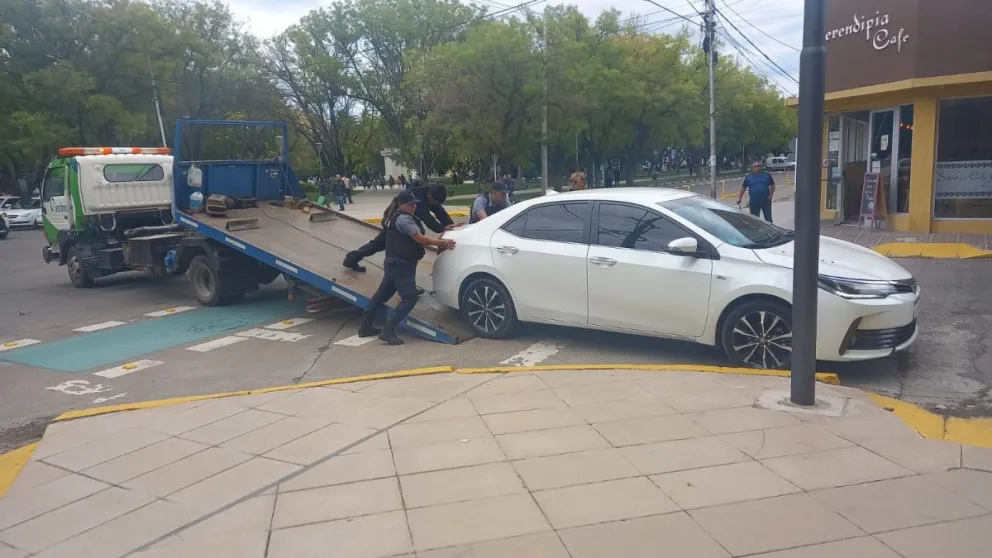El dueño de un Corolla tendrá que pagar más de 40.000 pesos por estacionar frente a una rampa