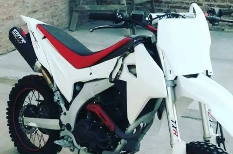 Buscan en forma desesperada una moto que robaron de un taller mecánico