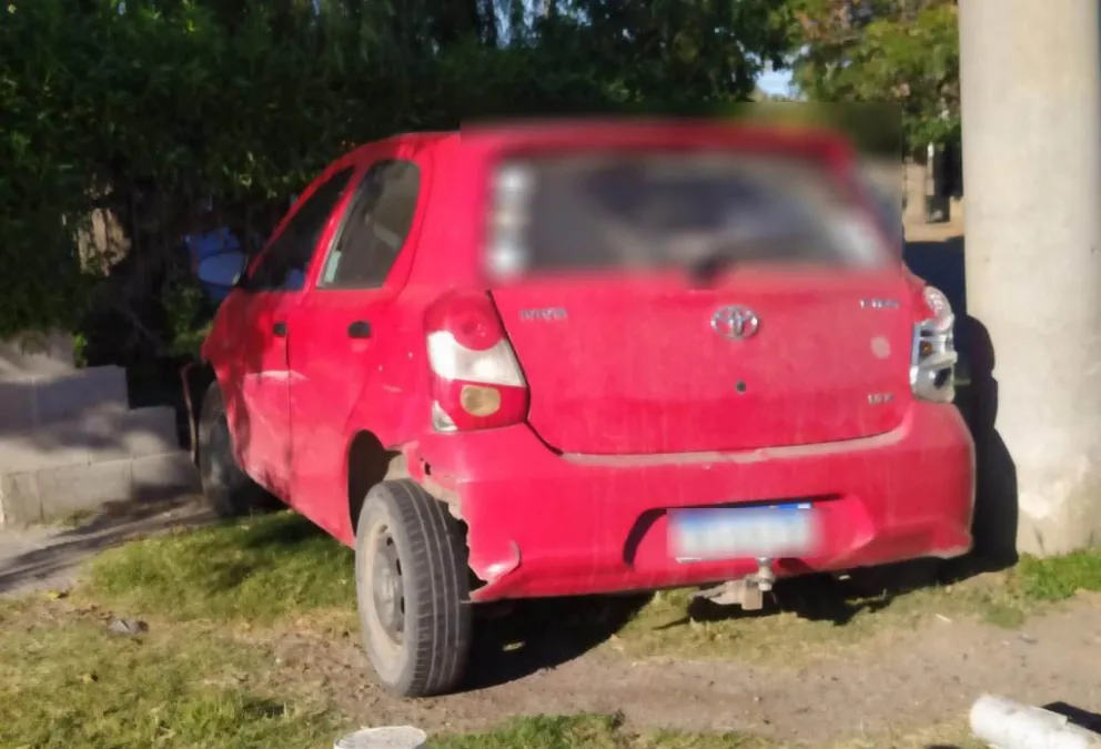 Un auto casi terminó adentro de una casa, tras un impactante choque