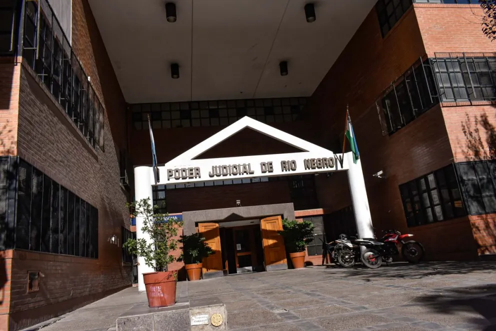 Una mujer acuchilló a su ex novio, a la nueva pareja y a una policía