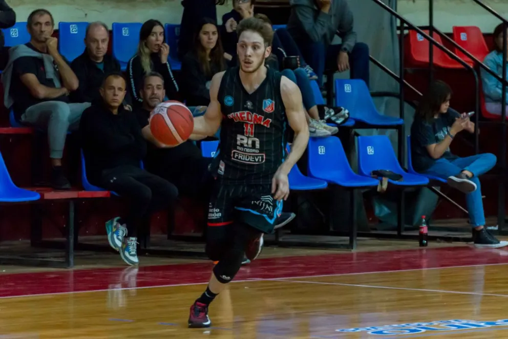 En un final casi perfecto, Deportivo Viedma bajó al líder y mete presión