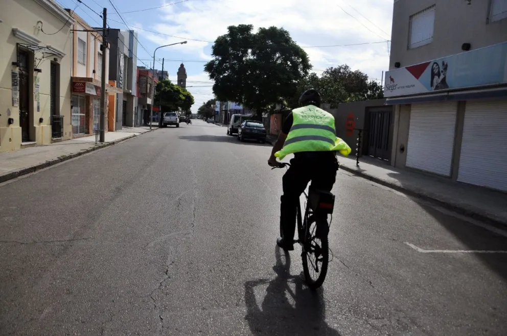 Foto ilustrativa: Policía en bicicleta por las calles de Viedma.