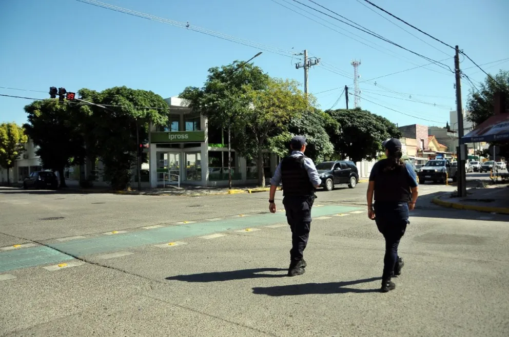 Lo engancharon saltando el paredón de una escuela y terminó en el calabozo