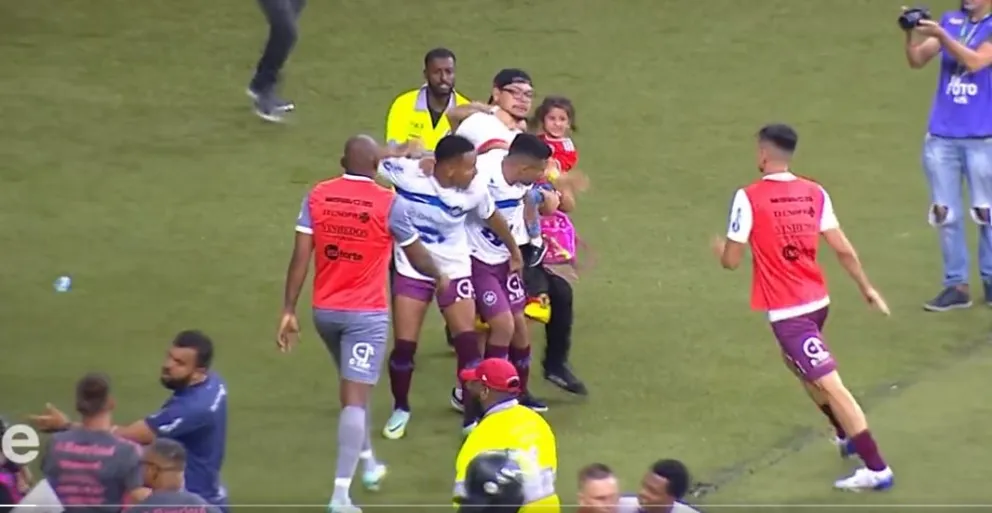 Su equipo perdió, ingresó con su niña en brazos y le pegó a un jugador rival