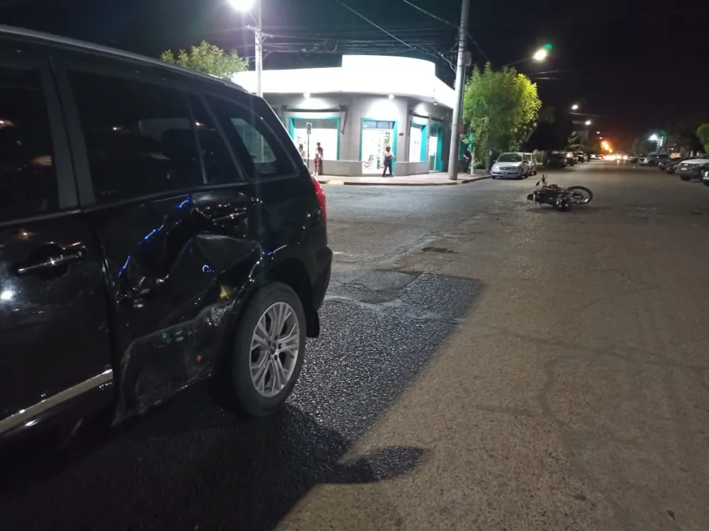 Un motociclista se adelantó y se tragó un auto en esquina peligrosa de Viedma