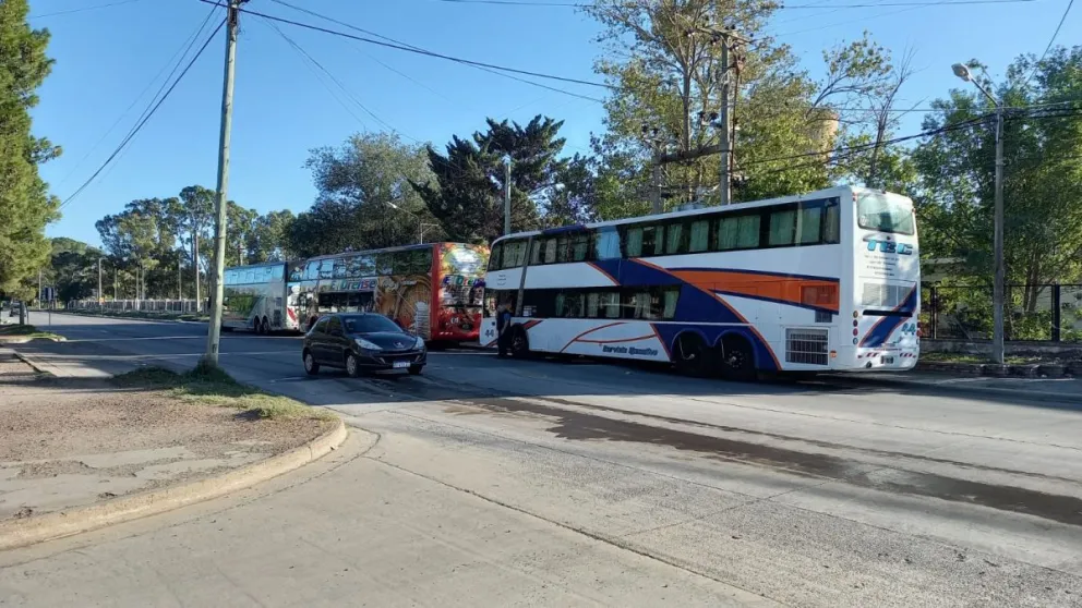 Los micros de UNTER comienzan a llegar a Viedma: se avecina una mañana convulsionada en las calles 