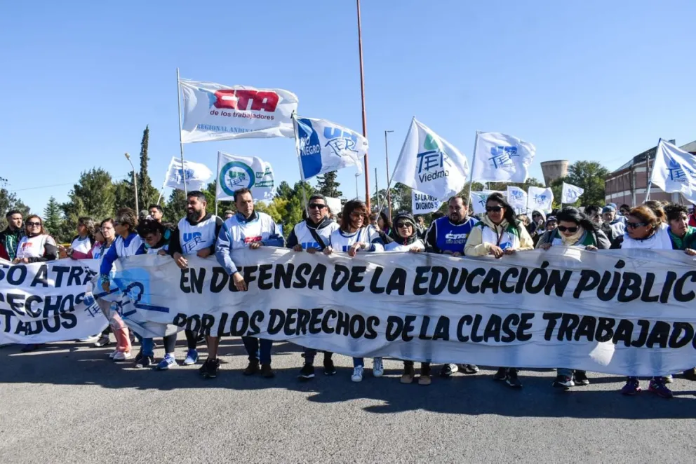 Marcha docente en Viedma: "No van más los aprietes"