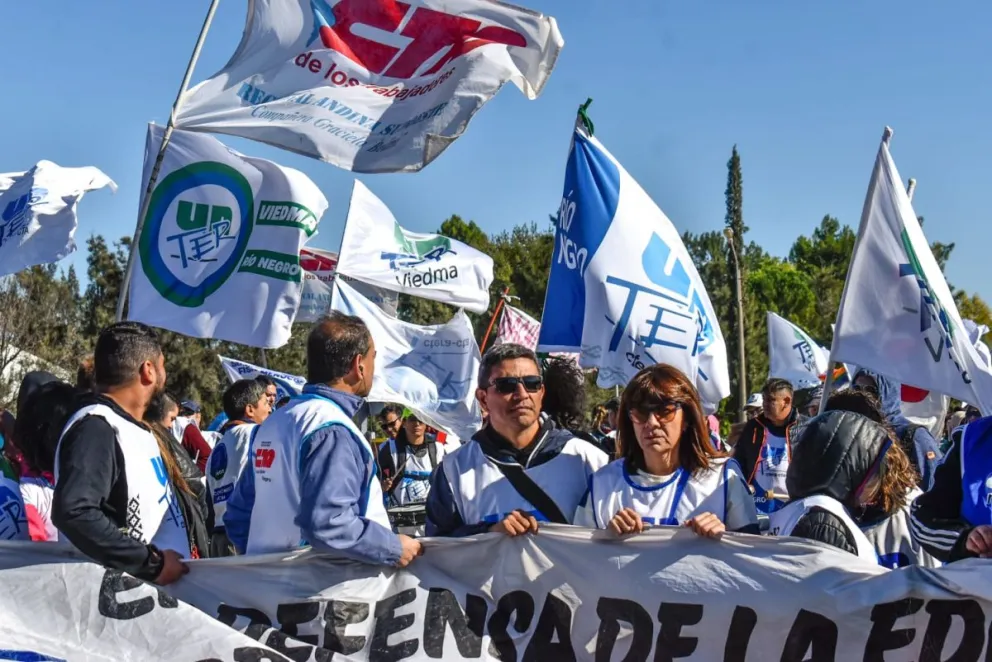 Las calles de Viedma se llenaron de docentes en una masiva movilización 