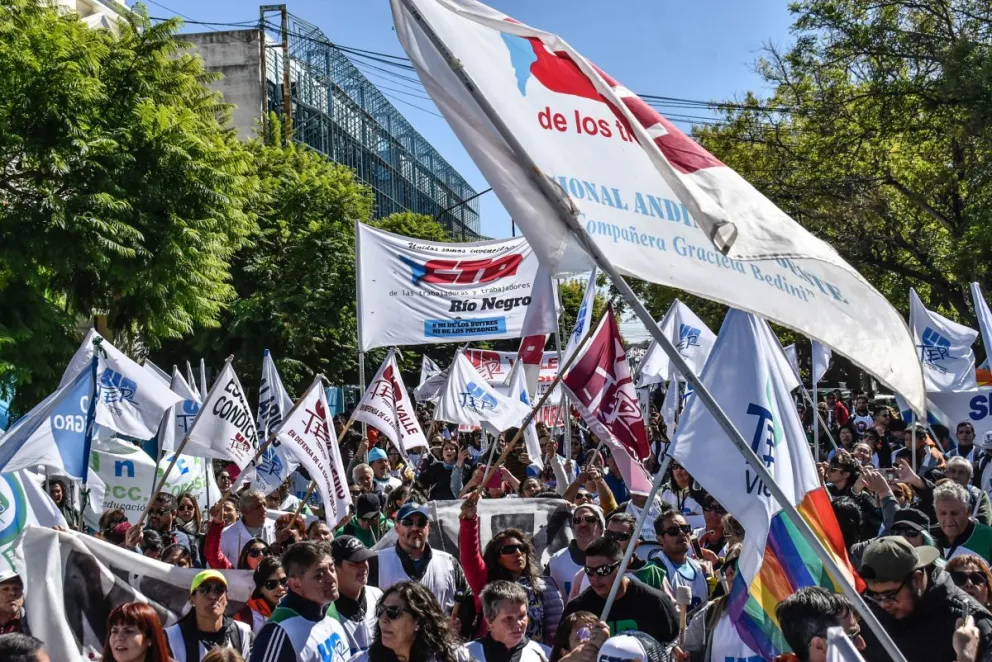 Los gremios van con todas las cartas marcadas en el juego con el gobierno por los salarios