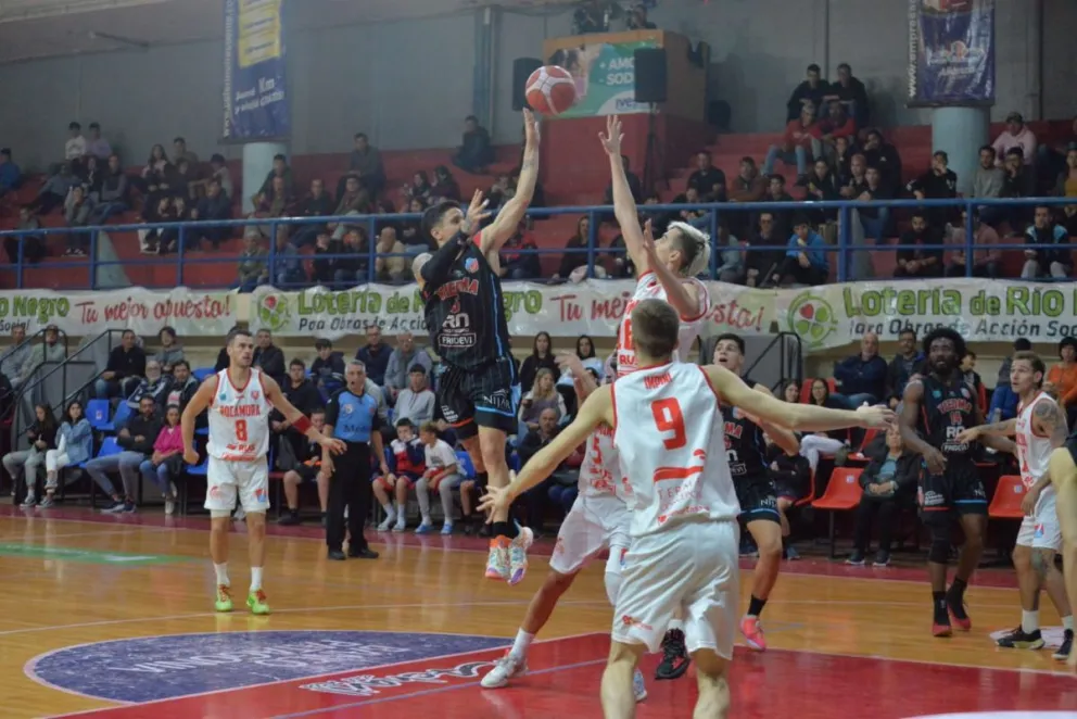 Triunfazo del Deportivo Viedma: vapuleó a Rocamora para meterse en cuartos