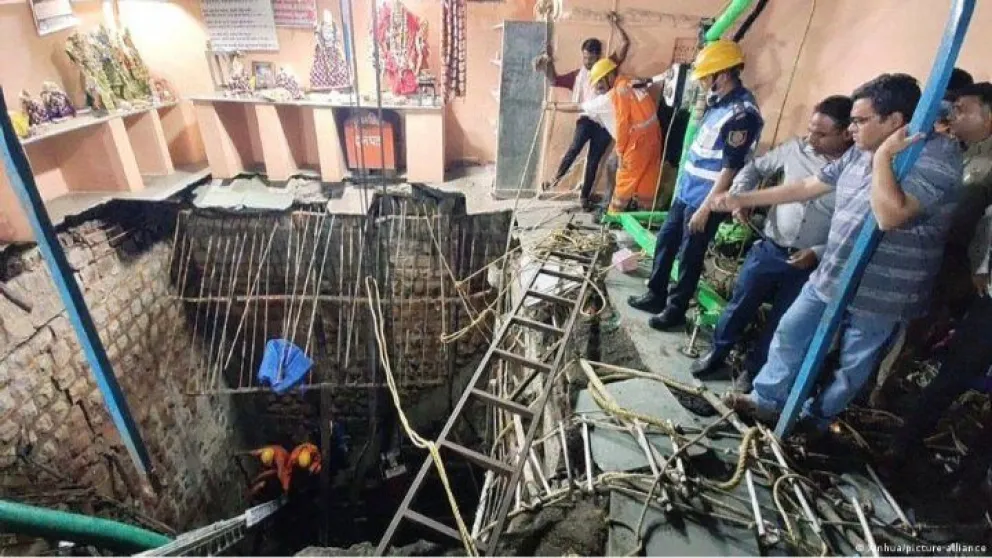 VIDEO: alrededor de 35 muertos tras el colapso del suelo en un templo de la India