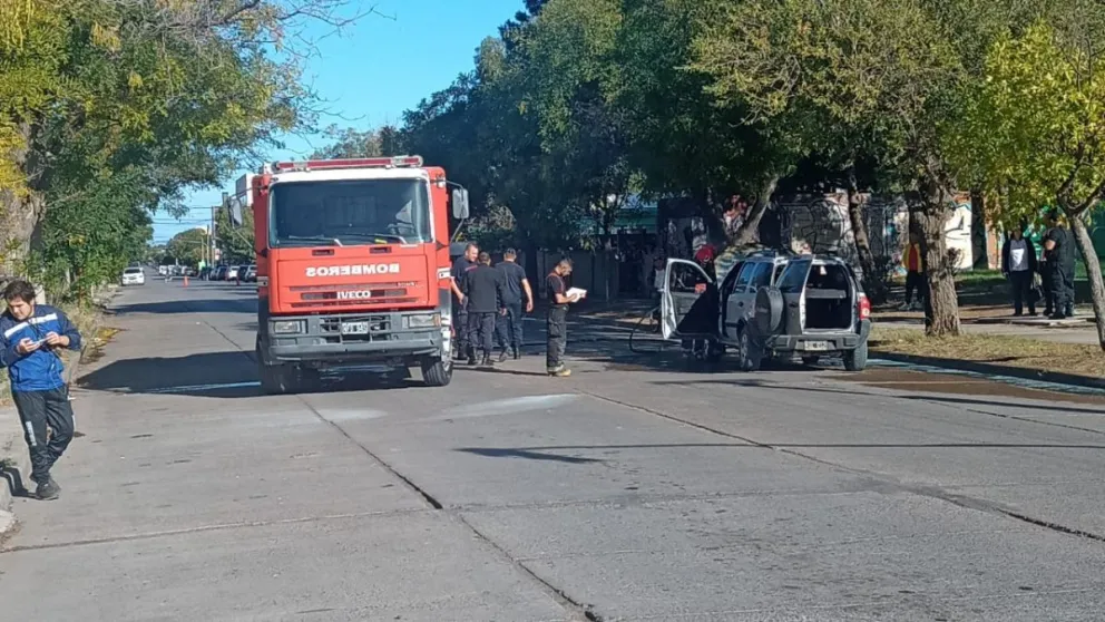 Una Ecosport resultó destruida por el fuego cerca de la puerta de los bomberos