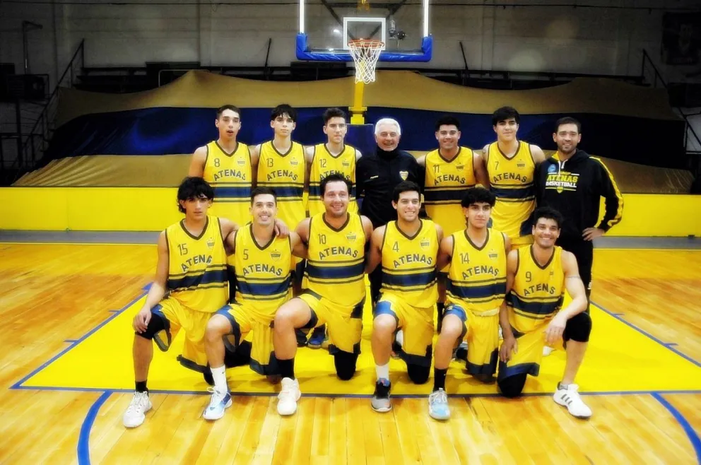Atenas le sacó el invicto a San Martín y se prende en la pelea