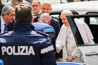 El papa Francisco recibió el alta tras varios días de internación: “Todavía estoy vivo”