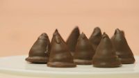Tres pasos para armar estos conitos caseros de chocolate 